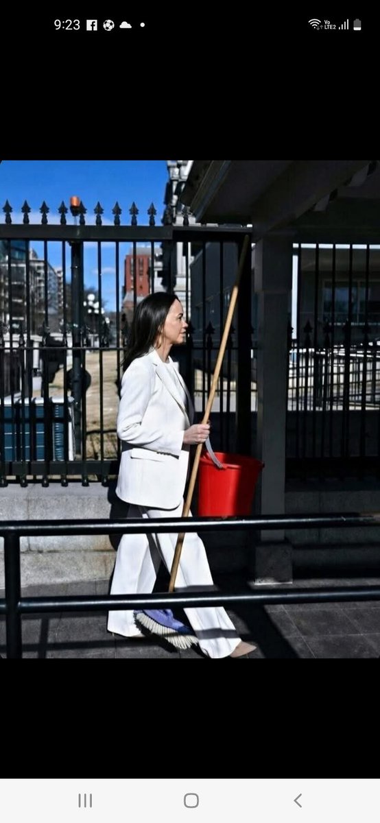 Se filtra la primera  foto de Maria corina saliendo de la casa blanca.

Jajajajajjaajaja