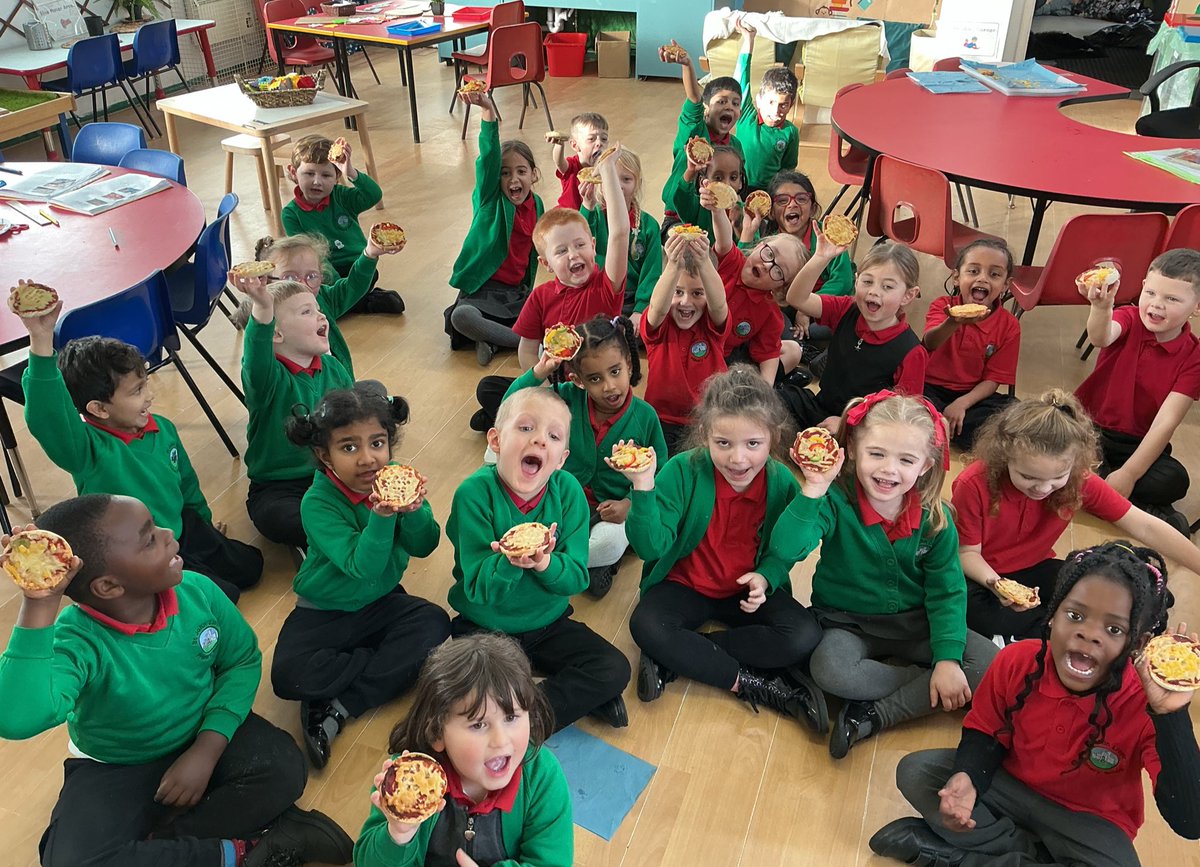 SJLCARDIFF's tweet photo. For our topic Delicious, #ReceptionYear1 have been making pizzas! We loved learning where food comes from today 🍕🍕What a tasty topic! https://t.co/IpANkdFZXl