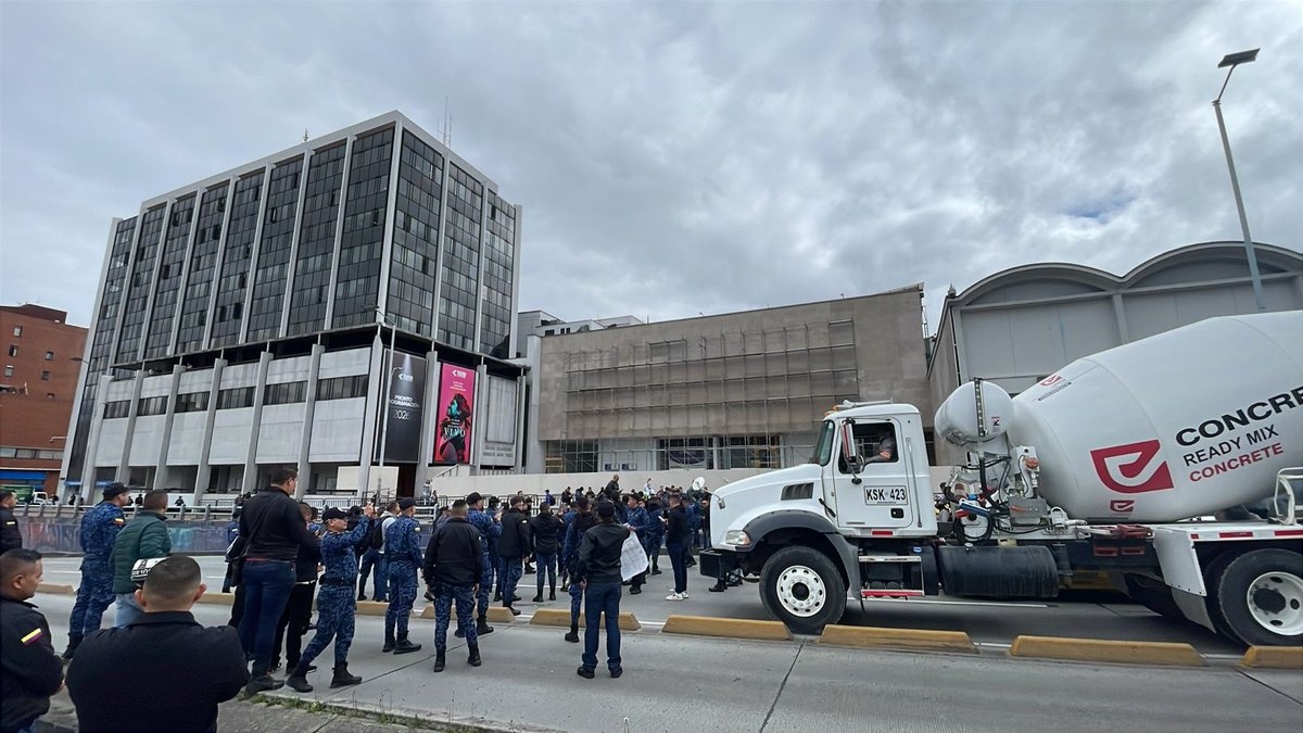 #SucedeAhora | Funcionarios del Inpec protestan sobre la calle 26 en Bogotá. La manifestación afecta este importante corredor vial.