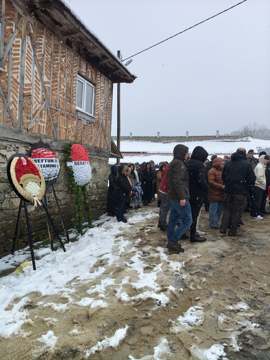 Sayın REİS SEDAT PEKER, kumar borçları nedeniyle hayatına son veren Gazi Ferdi Çatal’ın cenazesine çelenk gönderdi.