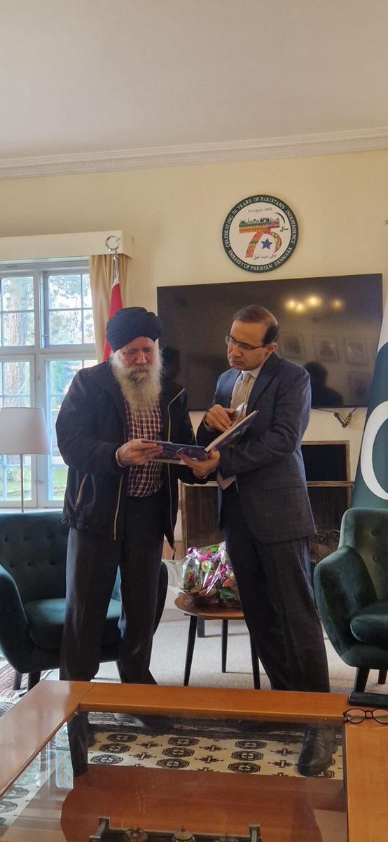 Representatives of the Sikh community in 🇩🇰 called on  Ambassador <a href="/shoaibsarwar1/">Ambassador Shoaib Sarwar</a> and expressed interest in visiting Pakistan for Vaisakhi. Ambassador presented them with “Sikh Heritage in Pakistan”, highlighting historic gurdwaras and sacred Sikh sites across Pakistan. 🇵🇰