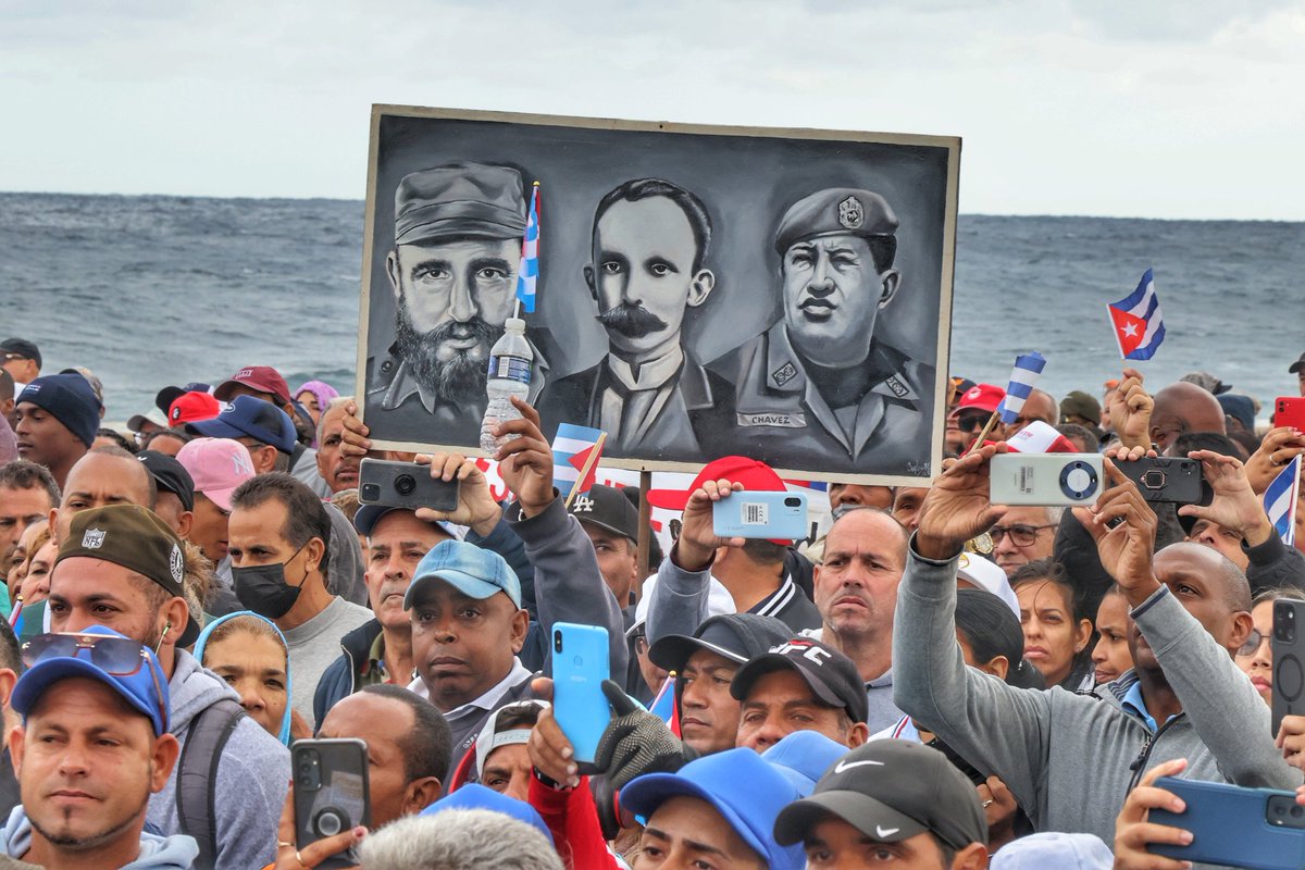 🇨🇺| Presidente <a href="/DiazCanelB/">Miguel Díaz-Canel Bermúdez</a>:

"Ellos, junto a los combatientes de las Fuerzas Armadas que también cayeron bajo el bombardeo de los atacantes, resumen en sus admirables hojas de servicio, todas las cualidades que distinguen a los héroes".

#HonorYGloria