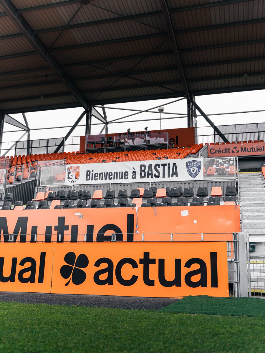 Laval souhaite la bienvenue au <a href="/SCBastia/">SC Bastia</a> et ses supporters !

Nous vous souhaitons un bon match ! 🤝

<a href="/Ligue2BKT/">Ligue 2 BKT</a>

𝗦𝗼𝘂𝗿𝗶𝗲𝘇... 𝗰'𝗲𝘀𝘁 𝗱𝘂 𝗳𝗼𝗼𝘁, 𝗰'𝗲𝘀𝘁 𝗟𝗔𝗩𝗔𝗟 ! 🧡🖤