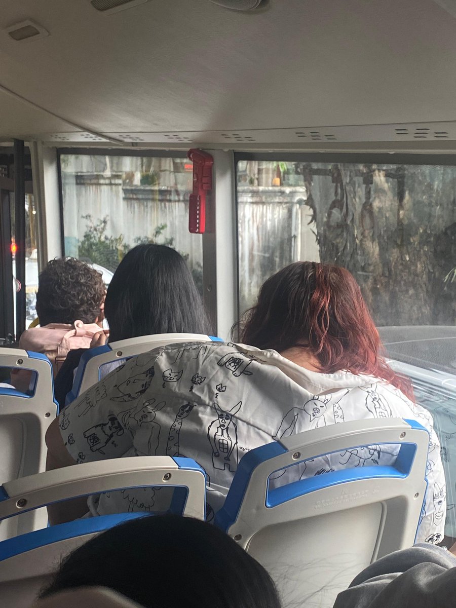 Saw this girl in the bus I was riding on my way home, and guess what she was wearing????😰(i want one too)