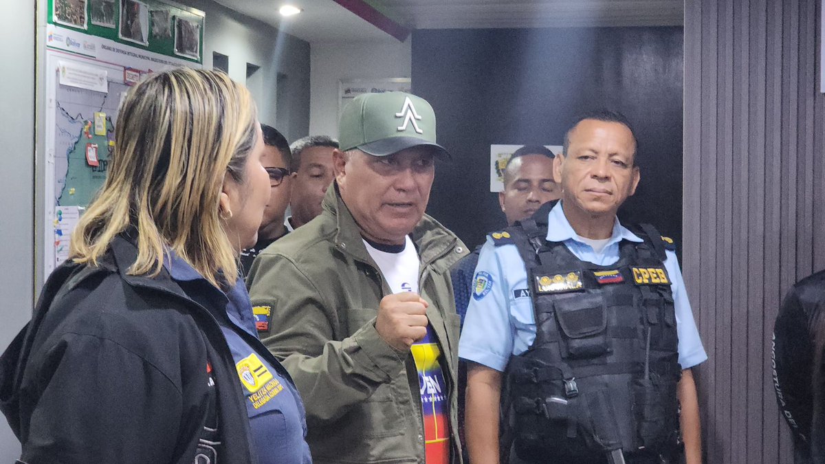 👮‍♀️🤝 Hoy en Ciudad Bolívar recibimos la visita de la Decana del Núcleo Bolívar de la UNES, Comisario General (C/J) Yelitza Machado, junto al director de la Policía Municipal, Comisario Jefe Luis Manuel Ayala Laya y nuestra directora sectorial de la tercera transformación.