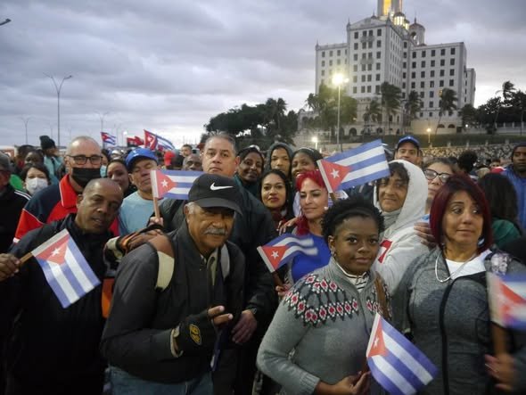 En la Tribuna Antiimperialista José Martí, el pueblo responde unido y firme, reafirmando su compromiso con la independencia y rechazando toda injerencia extranjera. 🇨🇺 #Cuba #HonorYGloria