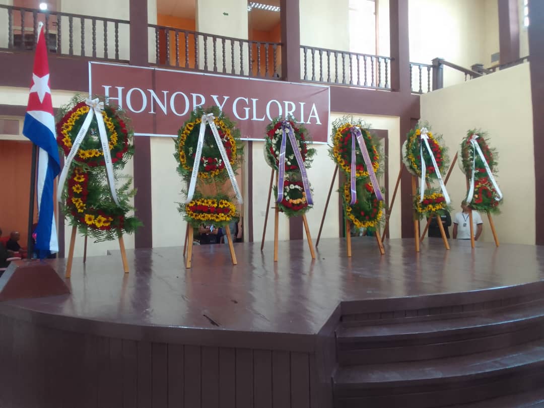 Ellos escribieron, con su acción, la página más reciente del manual de dignidad que nos legó Fidel."
#HonorYGloria