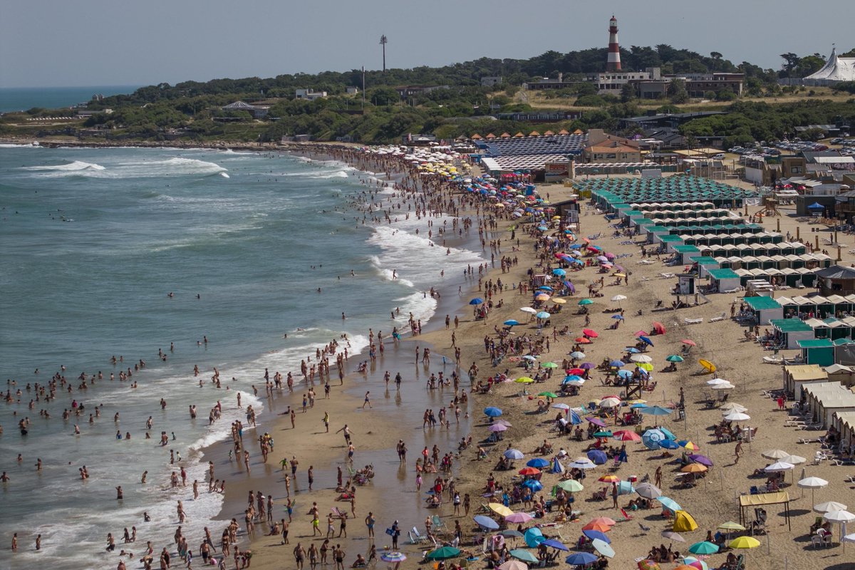 clarincom's tweet photo. “EFECTO CARIBE”: POR QUÉ ESTE VERANO EL MAR ESTÁ MÁS CÁLIDO Y TRANSPARENTE EN LA COSTA

Lectura rápida
Este verano, el mar en la Costa Atlántica está hasta 3 grados más cálido de lo habitual y con una transparencia poco común. El fenómeno se debe al avance hacia el sur de la Corriente de Brasil y podría mantenerse durante toda la temporada.

Qué lo explica
Las imágenes satelitales muestran que la Corriente de Brasil, de aguas cálidas, desplazó a la Corriente de Malvinas, que suele traer aguas frías y más turbias. Por eso el mar se siente más templado y se ve más claro.

Por qué se ve distinto
Las aguas tropicales tienen menos fitoplancton que las frías, lo que reduce la turbidez y genera ese tono más limpio, similar al del Caribe.

Hasta cuándo durará
Especialistas señalan que, como las corrientes marinas se mueven lentamente, el “efecto Caribe” podría extenderse durante todo el verano 2026.

(+) en Clarín: https://t.co/Qy1cbLfrWN 

Foto: Mar del Plata