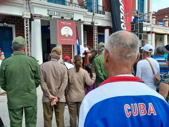 HOLGUÍN.–Centenares de personas están presentes hoy en el acto de homenaje póstumo a los 32 combatientes caídos en cumplimiento del deber, durante la reciente agresión militar de Estados Unidos a Venezuela.

Leer más:
acortar.link/JgHr4H
#HonrarHonra