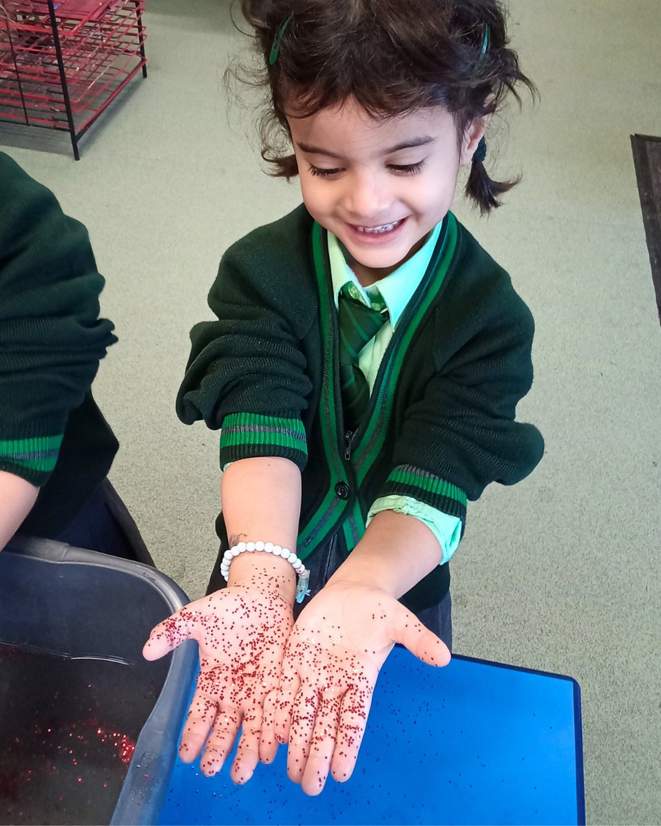 Upper Kindergarten have been learning all about germs and how they spread.

With a little help from soap and water, the children learned the importance of proper handwashing to keep themselves healthy.
ow.ly/n9KG50XXZE5
#OaklandsSchool #EarlyYears #Loughton #OakTreeSchools