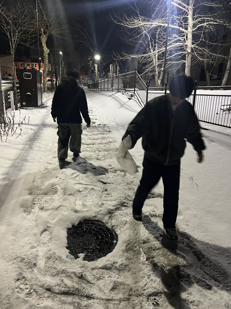 fugamuroran's tweet photo. とある先輩の意志を継いで……
明日の共通テストを頑張る高校生たちのために大学前の砂撒きしてます💪
坂になってるから滑って転ぶなんて縁起でもないからね〜
偽善でもいいんです
輝かしい未来のために頑張れ受験生！！！🔥🔥🔥 https://t.co/77Vtl5kJdP