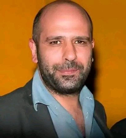 CLAUDIODD5's tweet photo. "Ho provato in tutti i modi ad avere il posto fisso. 

Mi sono laureato in legge, ma non mi ricordo niente. 
Ho dato un concorso da ispettore di polizia, ma non mi hanno preso. Zia Lina tentò di farmi assumere da un avvocato: avrei dovuto fare le fotocopie nello studio dall'onorevole Francesco Paolo Sisto. 

L’altro giorno l’ho incontrato e gli ho detto: 'Fammi ‘na fotocopia, dai.' Sono stato anche rappresentante di medicinali. Piazzavo molta amuchina che a Bari c'era paura del colera.

Alla fine ho iniziato a suonare ai matrimoni. Era un mestiere redditizio, perché in Puglia il matrimonio va molto. Erano 70€ a serata. C’era di tutto. Anche pregiudicati con amici e parenti in galera. 

Presi l’abitudine di esordire così: 'Il concerto è dedicato ai reclusi di Taranto, con augurio di presta libertà'. Al Nord scoppiavano a ridere. Al Sud scoppiava un applauso sincero: mi prendevano sul serio.

Insomma le ho provate tutte. E non mi sono mai arreso. Sono stato fortunato, anzi fortunatissimo perché senza una buonissima dose di culo non vai da nessuna parte, ma quando ho avuto un’occasione ho dimostrato di sapermela meritare. Mi mandavano in onda, a Telenorba e poi a Zelig, funzionavo, facevo ridere. 

Oggi piaccio all'italiano terra terra o a De Gregori, all'intellettuale, è al pubblico di mezzo che sto sulle palle."

Checco Zalone