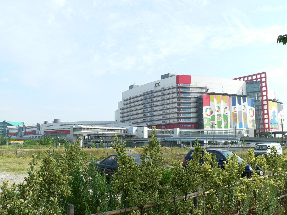 大阪南港のATC・WTC が悪く語られがちだけど、あれはアクセスが悪すぎただけだからね。一度住之江公園まで南下してニュートラムに延々乗るのではそりゃ悪印象つきますぜと。なんでさっさと中央線伸ばさなかったんだろう。