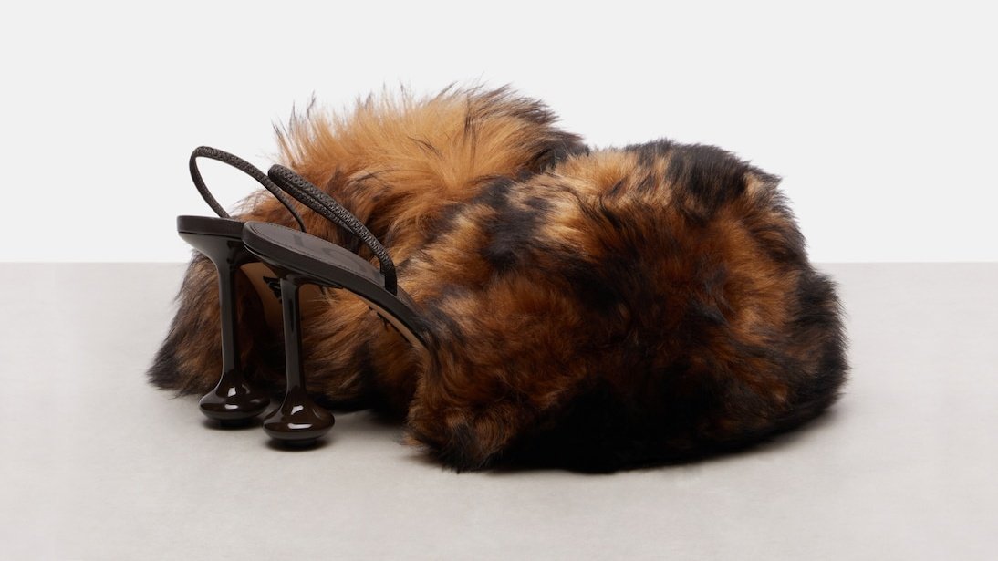 LaModeUnknown's tweet image. The SHEARLING pumps of Loewe.🪡