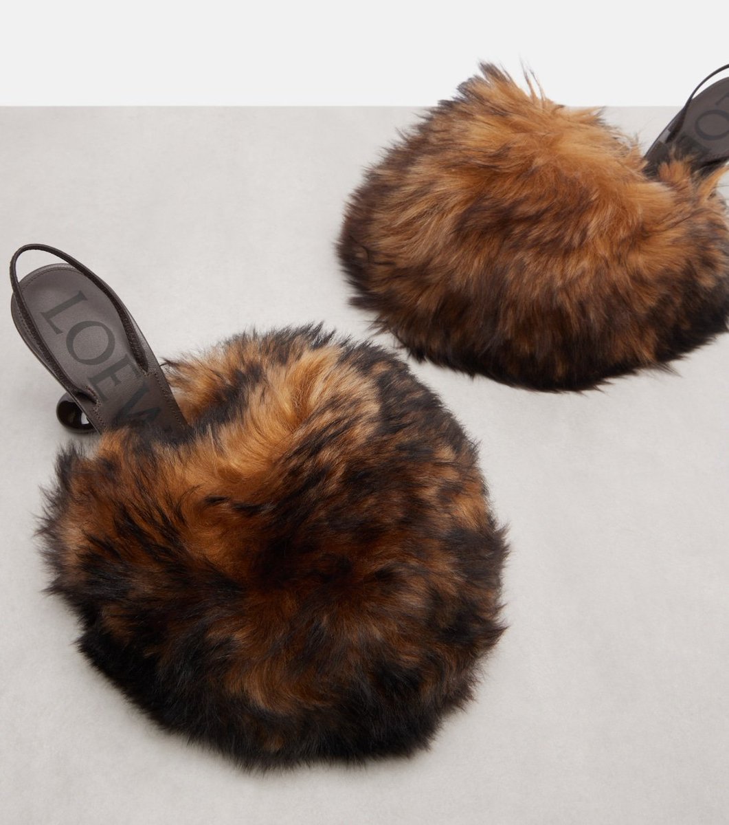 LaModeUnknown's tweet image. The SHEARLING pumps of Loewe.🪡