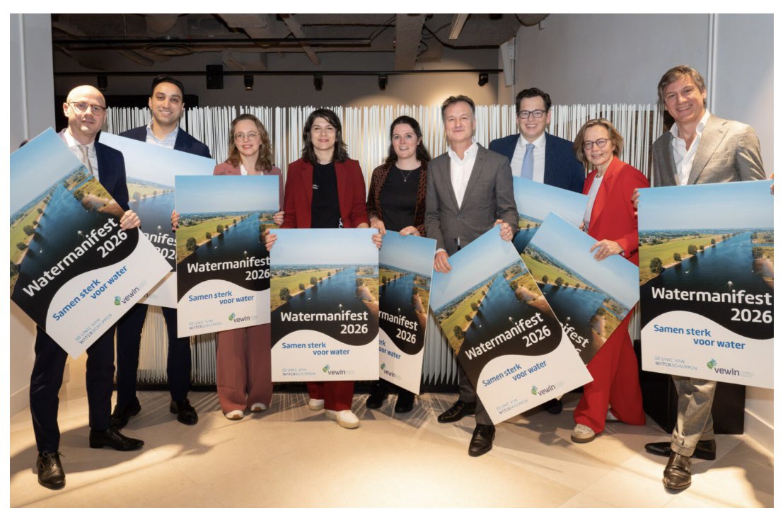 <a href="/Liesvanaelst/">Lies van Aelst</a> ontving samen met andere Kamerleden het Watermanifest 🚰

Water is een basisbehoefte. Het is hoog tijd dat een nieuw kabinet water serieus neemt. De uitdagingen worden steeds groter en ingrijpen is nú nodig! 👇

unievanwaterschappen.nl/drinkwaterbedr…

unievanwaterschappen.nl/water-is-urgen…