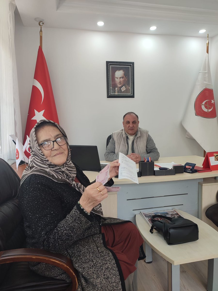 Astsubay sevdalısı emekli teyzemiz  Elif AKDENİZ derneğimize gelerek bağış yapmıştır. Kendisine derneğimiz adına sonsuz teşekkür ederiz.