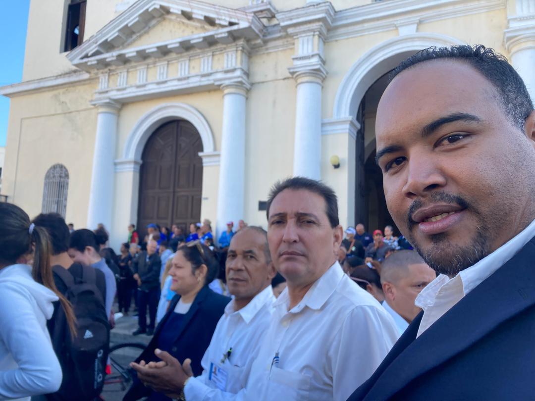 En #Cienfuegos como en cada ciudad de nuestro país, la ceremonia de homenaje comenzó en horas tempranas, <a href="/EtecsaCfgos/">Comunicador ETECSA Cienfuegos</a> presente para rendir tributo. Nuestro pueblo hace suyo el dolor de familiares y compañeros de los hermanos caídos en combate. 
#HonorYGloria 
<a href="/MiguelASurezSa2/">Miguel A. Suárez Sabina</a>