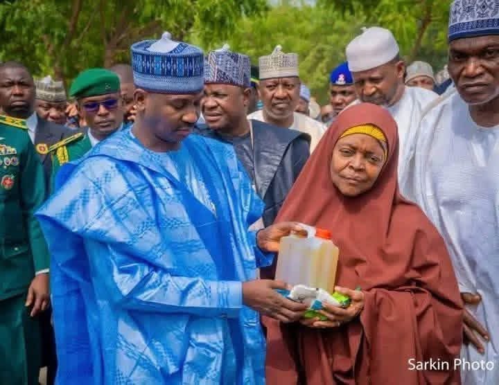 Arewa_Source's tweet image. Sokoto State Governor presents relief materials to his citizens amidst hardship. 

May Allah reward him abundantly.