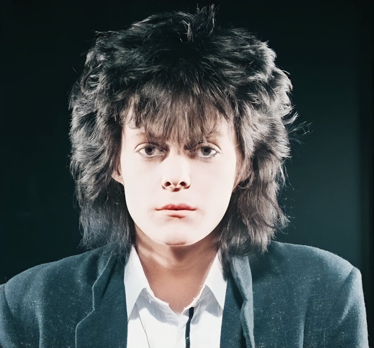 🕯️ Murió Kenny Morris, baterista fundador de Siouxsie and the Banshees.
Su pulso fue clave en el nacimiento del post-punk y en un sonido que cambió la historia del rock alternativo.
Descansa en ritmo. 🖤🥁