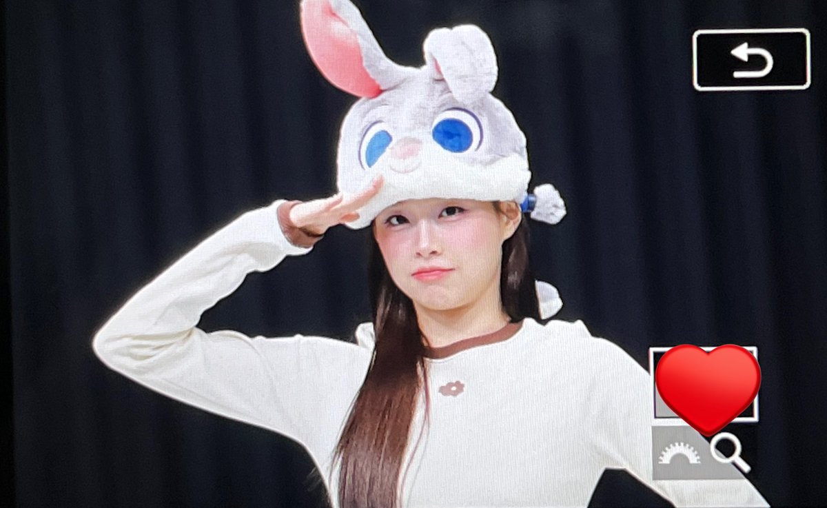 Chuu1O2O's tweet image. 260116 위드뮤 팬싸 pre

아기주디곤쥬님 🐰🪽

#츄 #chuu #김지우 #엑소마이사이버러브 #XOMyCyberlove