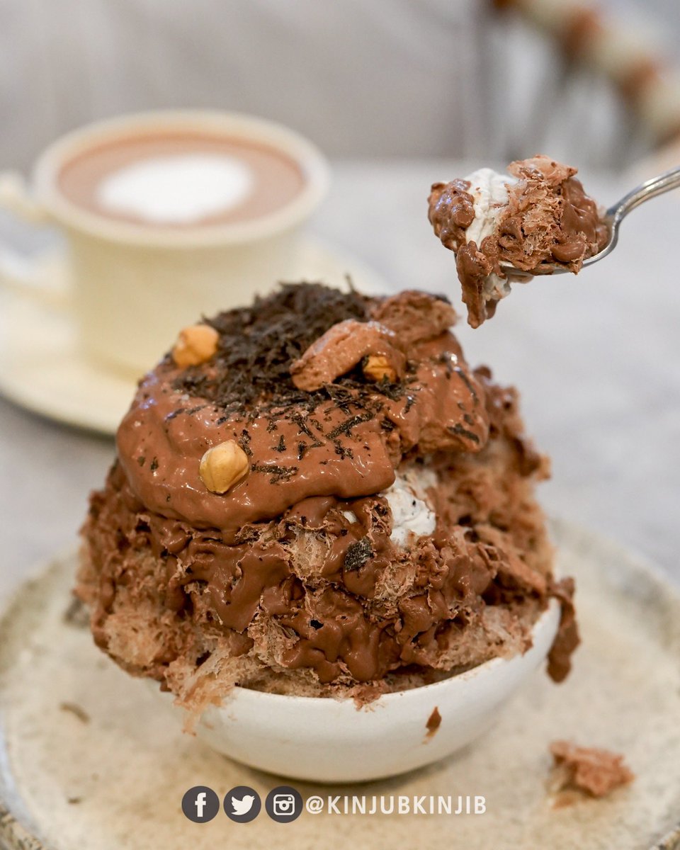 🍧Black Truffle Kakigori เมนูใหม่ล่าสุดจาก Oyatsu no Jikan เป็นคากิโกริที่เขาใส่เห็ดทรัฟเฟิลดำสดลงไปจริงๆ คือว้าวมาก 
.
🍫ตัวคากิโกริจะราดด้วยซอสดาร์คช็อกโกแลต ด้านในสอดไส้ด้วยนามะช็อกโกแลตและถั่วเฮเซลนัทกรุบกรอบ ท็อปด้วยช็อกโกแลตโฟมนุ่มๆ ตบท้ายด้วยเห็ดทรัฟเฟิลดำขูดแบบจุกๆ