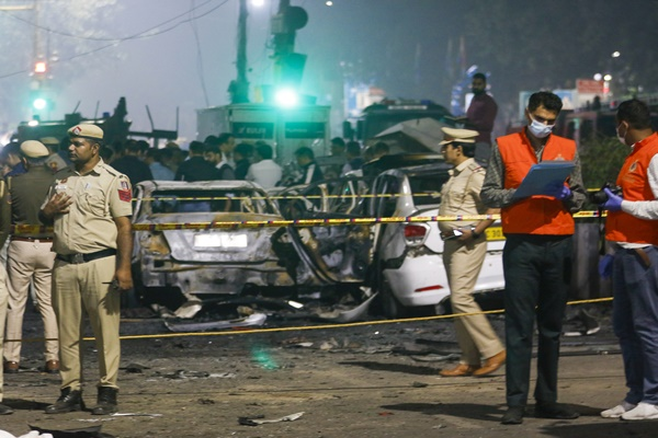 airnewsalerts's tweet image. A Delhi court sends five accused including three doctors and a preacher, to judicial custody till the 13th of next month in the #RedFort blast case.