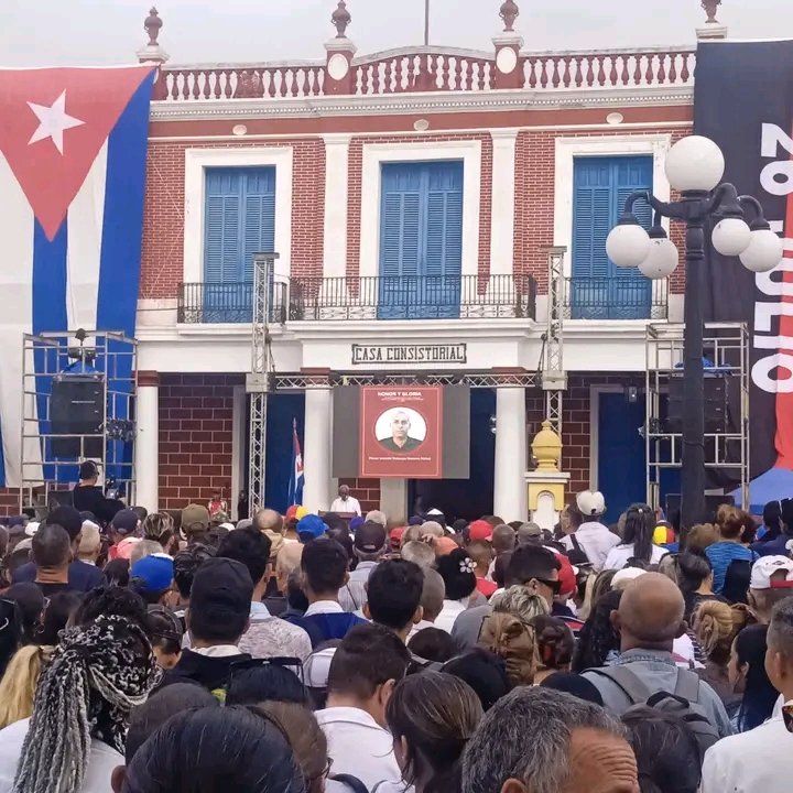 Desde el corazón de la ciudad los trabajadores de ETECSA en #HolguínSí rendimos tributo a los combatientes caídos. #HonorYGloria🇨🇺🇻🇪