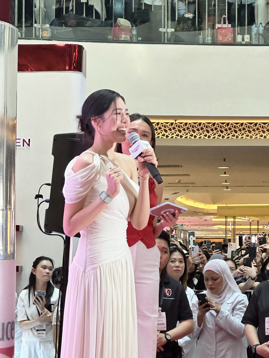 rulinggoh's tweet photo. @linglingsirilak We love you! 

#linglingkwong‌ https://t.co/aGXo4SpIRi
