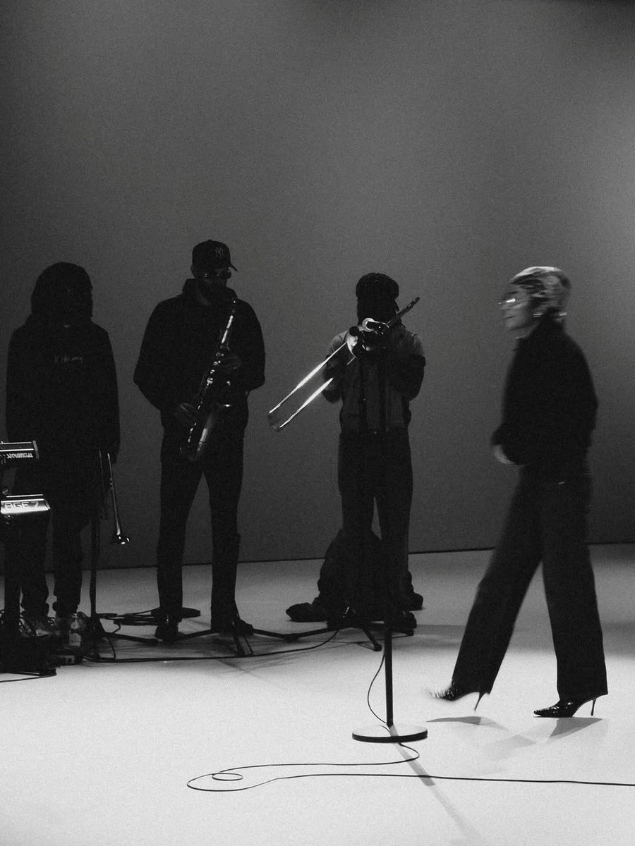 “olá mundo, estaremos no @/thegrahamnortonshowofficial hoje á noite na bbc1 às 22:40 pm 🍓”

Olivia Dean via Instagram. (1/2)