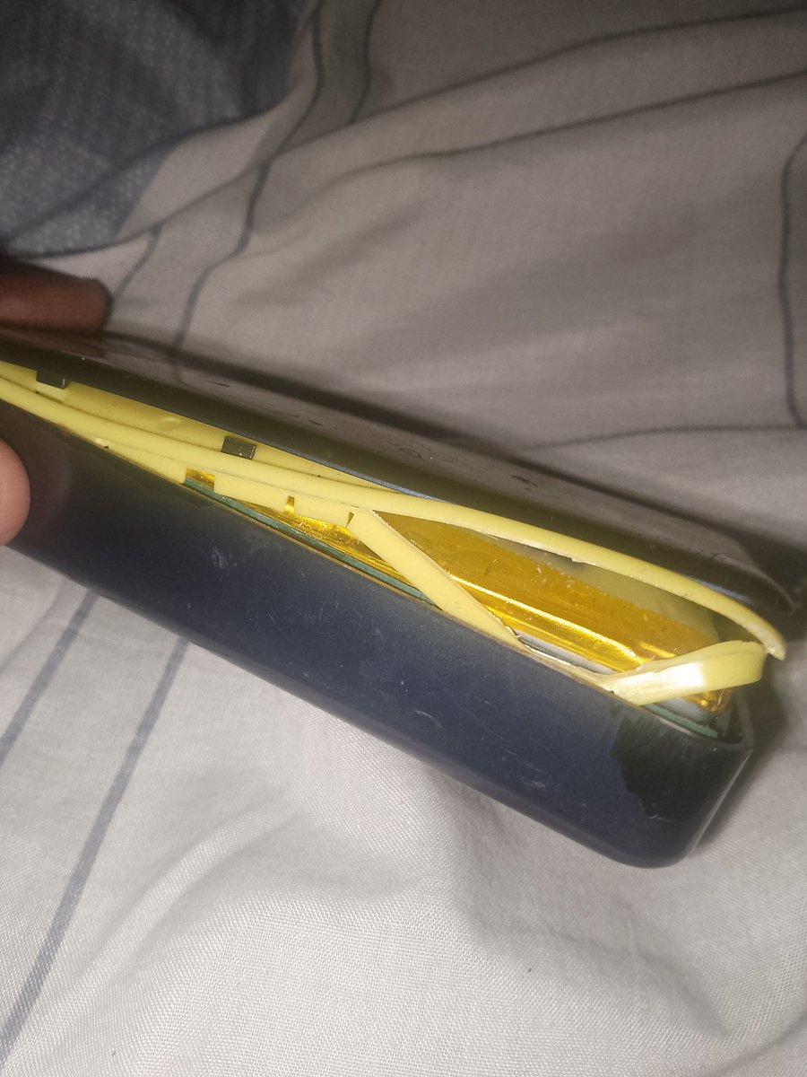 spectre3dmodels's tweet photo. @Newagehub is refusing to honor the 18-month warranty on my power banks (bought Dec 2024). One is dangerously swollen and the other is overheating! They claim a 2025 policy change applies to 2024 purchases. This is illegal and a safety hazard!  #ConsumerRights #safetyrisk https://t.co/e19nlgOhwP