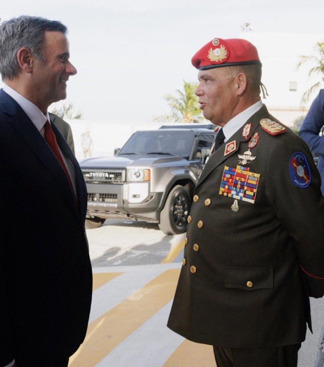 Un alto mando militar venezolano y el director de la CIA, quien lo diría (foto de hoy, no es archivo)