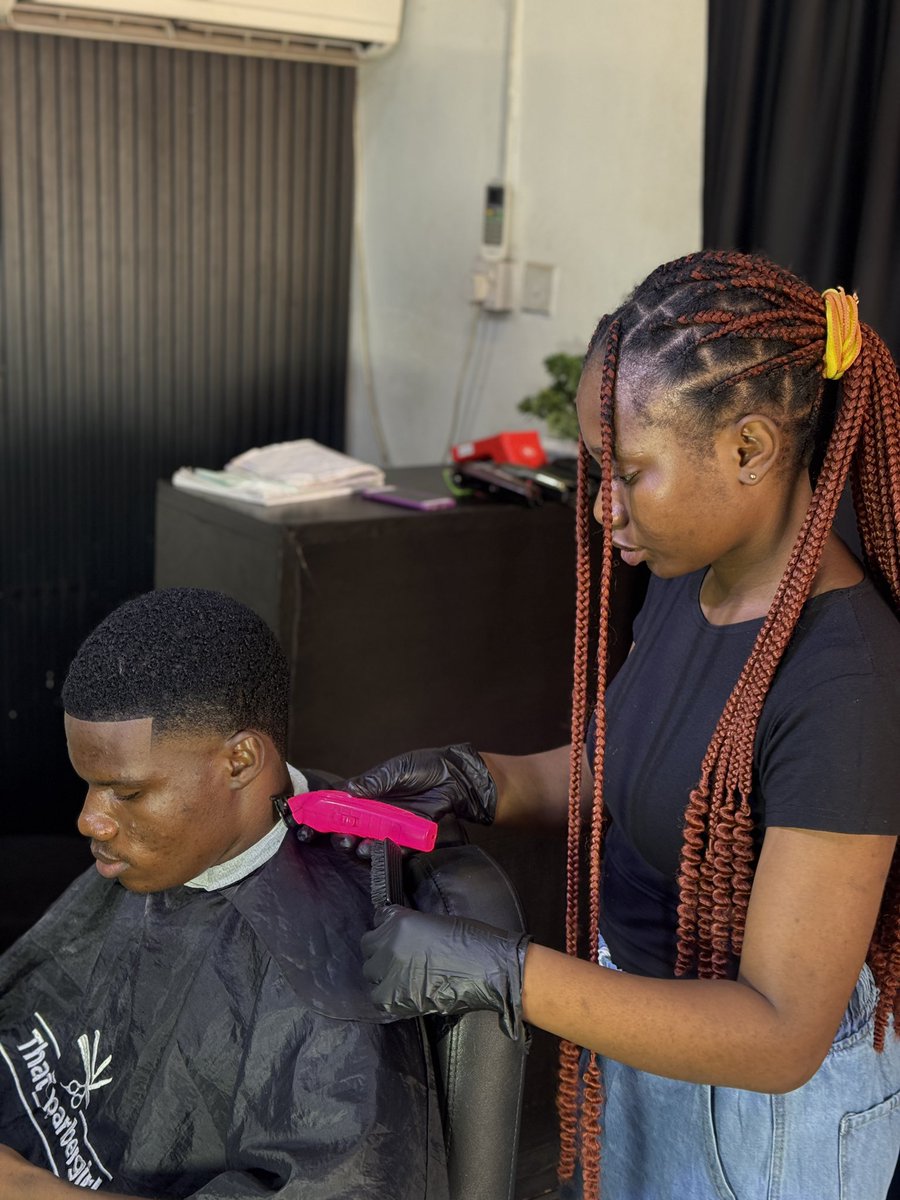 Adeloye_444's tweet image. Celebrity Tailor @TheManTailor got a very clean fade. 

Hairstylist:@That_barbergirl