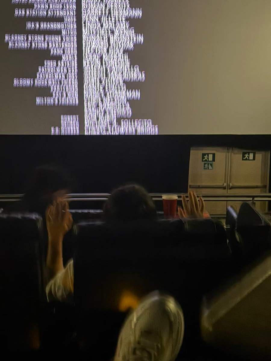 MarmotaYoutube's tweet image. El cabrón de enfrente se quedó en esa pose por 2 minutos al acabar MARTY SUPREME