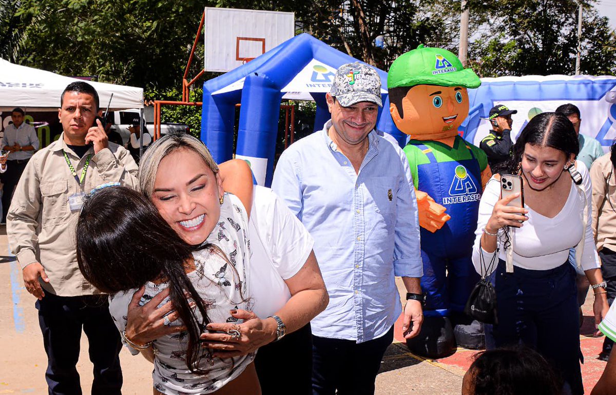 📚🎒Con la entrega de pupitres en material reciclado y kits escolares, los niños de la I.E Técnica Nueva Esperanza La Palma, en el sector de La Miel, tendrán un feliz regreso a clases 👩🏼‍🏫✨ y reconocerán la importancia de cuidar el medioambiente para una Ibagué más sostenible. ♻️