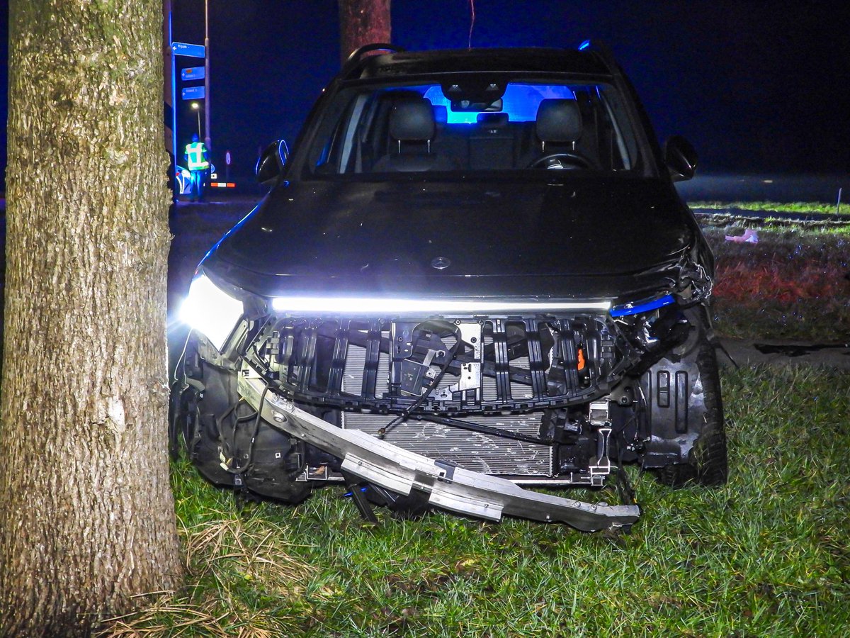 Auto en vrachtwagen in botsing op N357 Hijum