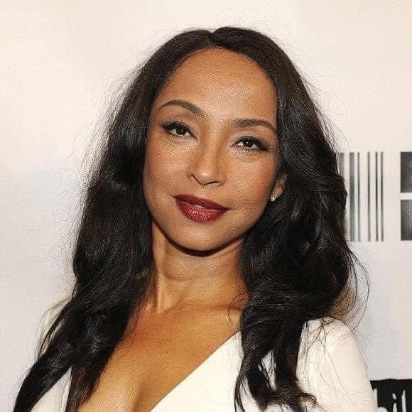 🎂 IL y a les artistes,
Il y a les chanteuses,
Puis, il y a #Sade.
La diva anglaise, originaire du Nigeria, fête aujourd’hui ses 67ans, après plus de 100 millions de disques vendus et toutes sortes de prix musicaux, mettant en exergue la qualité de ses travaux.

👉 Un préféré?