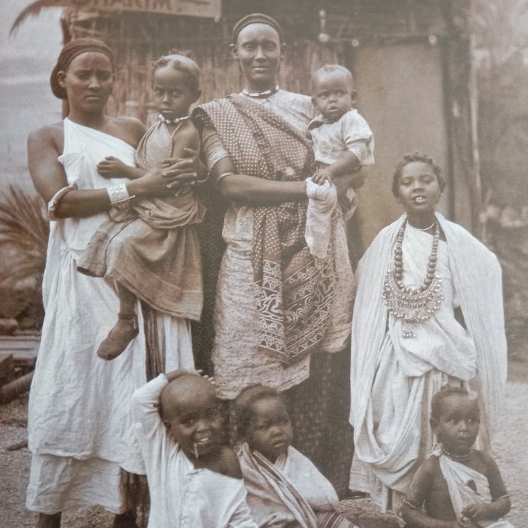BaatiPartyArt's tweet image. A Somali matriarch donned in kurdad and gorgorad (traditional Somali dress and petticoat) alongside her family, 1904.