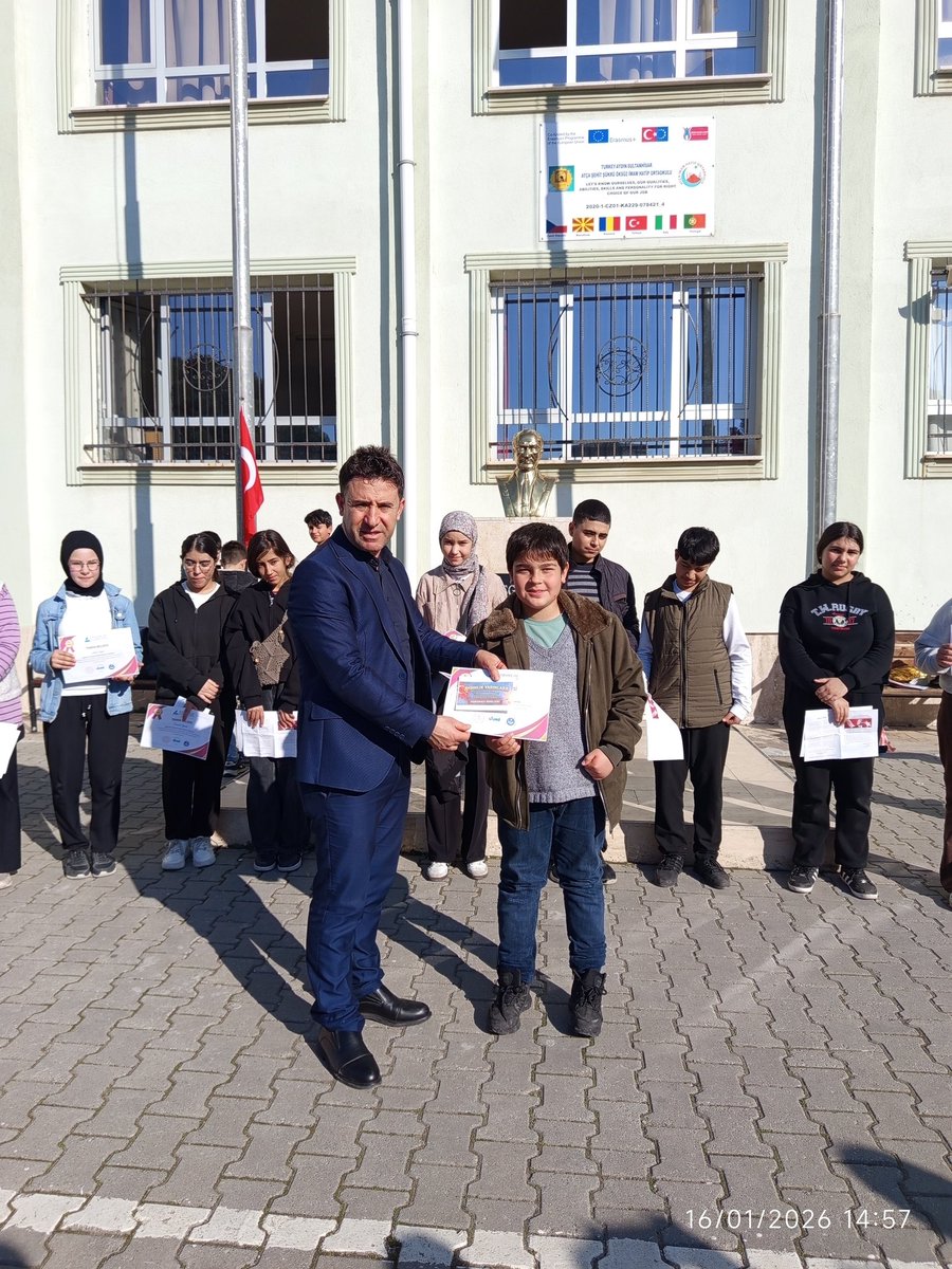 SehitOksuz's tweet photo. 💠"İlk Dersimiz Yeşil Vatan"  temasıyla başladığımız birinci eğitim-öğretim dönemi bugün KARNELERİMİZLE taçlandı.🖇️
    🐝Sevgili öğrencilerimiz bütün birgün büyük bir heyecanla bekledikleri karnelerine sonunda kavuştu.✅ #tymm #yarıyıltatili 
@tcmeb
@Aydin_MEM 
@SultanhisarMEM https://t.co/kbnFMwkWY3
