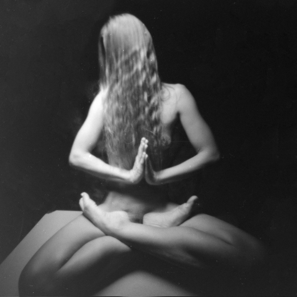 kevincampphoto's tweet photo. Working with art model Elizabeth. Zero Image 2000 pinhole camera with Ilford Delta 400 dev'd in D76. #pinhole #zeroimage #model #art #ilfordphoto #studio https://t.co/L2mA6wWuOy
