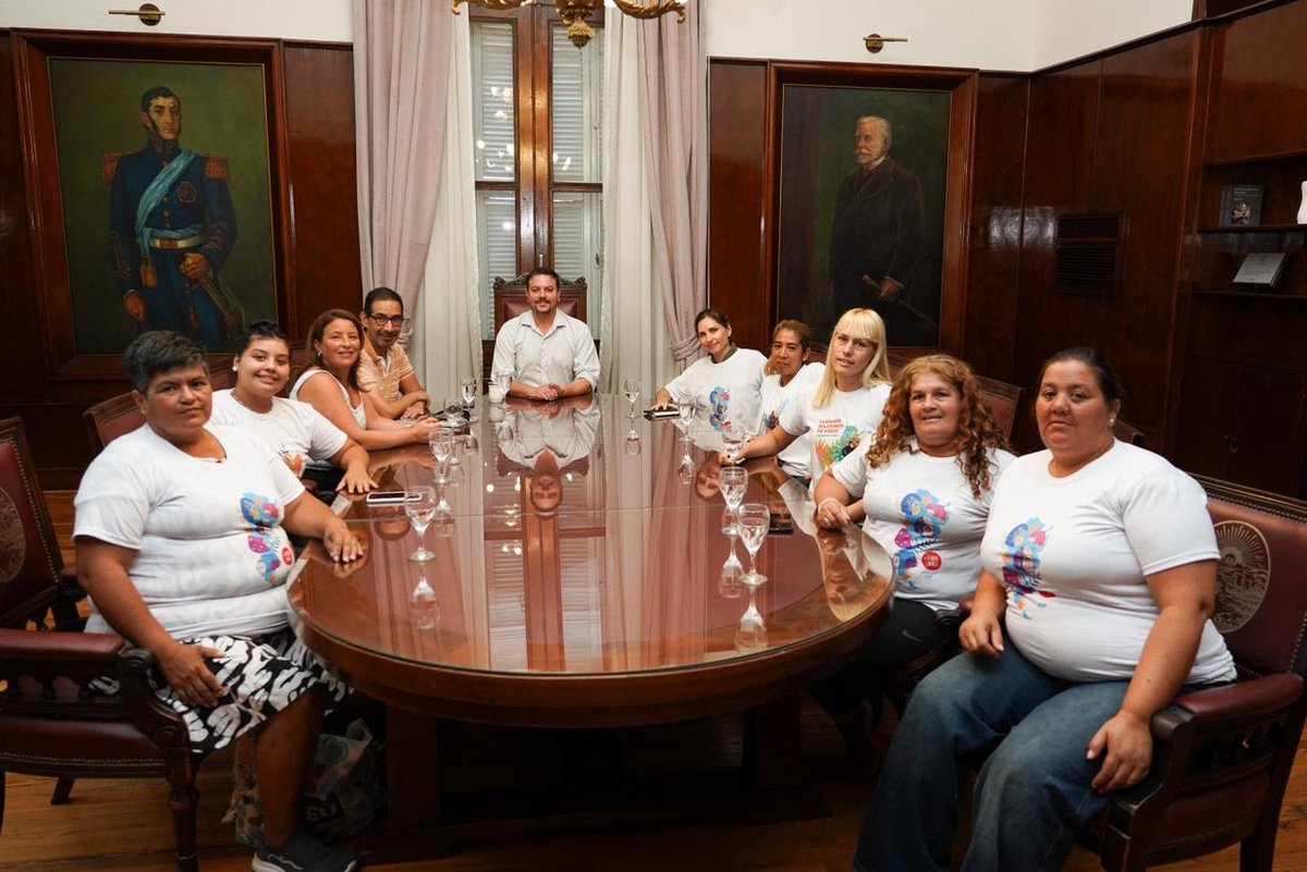 Pablo Elias encabezó una mesa de trabajo con el Foro por la Niñez - Info Blanco Sobre Negro infoblancosobrenegro.com/nota/111329/pa… #laplata