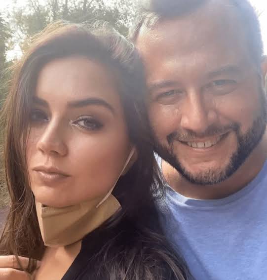 Me informan que los traficantes de influencias José Ramón López Beltrán (<a href="/_JRLB_/">José Ramón López Beltrán</a>) y Carolyn Adams adquirieron un palco VIP con precio de $26 mil dólares para el próximo Super Bowl LX en California.

Tus impuestos trabajando en sostener la vida de ensueño del morenarco-junior y su