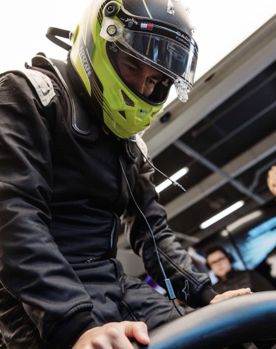 diegofmejia's tweet photo. Checo Pérez 🗣️: "Hoy ha sido un día realmente increíble. Todos debemos sentirnos increíblemente orgullosos de completar nuestras primeras vueltas como equipo. Todas y cada una de las personas han trabajado muy duro para llegar a este momento y ha sido emocionante formar parte de la historia del automovilismo. Todos podemos y debemos disfrutar, pero me ha dado muchas ganas de más. Sólo quiero volver y hacer kilómetros, esto es sólo el comienzo". #f1