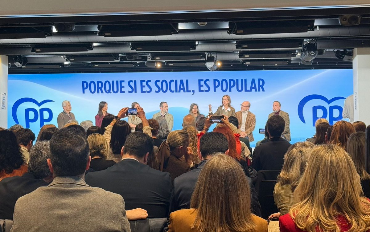 <a href="/t_andicoberry/">Tania Andicoberry</a>, <a href="/lolamerino68/">Lola Merino🚜🇪🇸</a> , <a href="/JoseMartinBuroM/">José Martín-Buro</a> y <a href="/M_GilMartinez/">Maria Gil Martinez</a> en la reunión de Sanidad y Política Social del <a href="/ppopular/">Partido Popular</a> junto a <a href="/carmenfunezdg/">Carmen Fúnez</a>.

Compromiso con las personas.
Porque si es social, es popular.