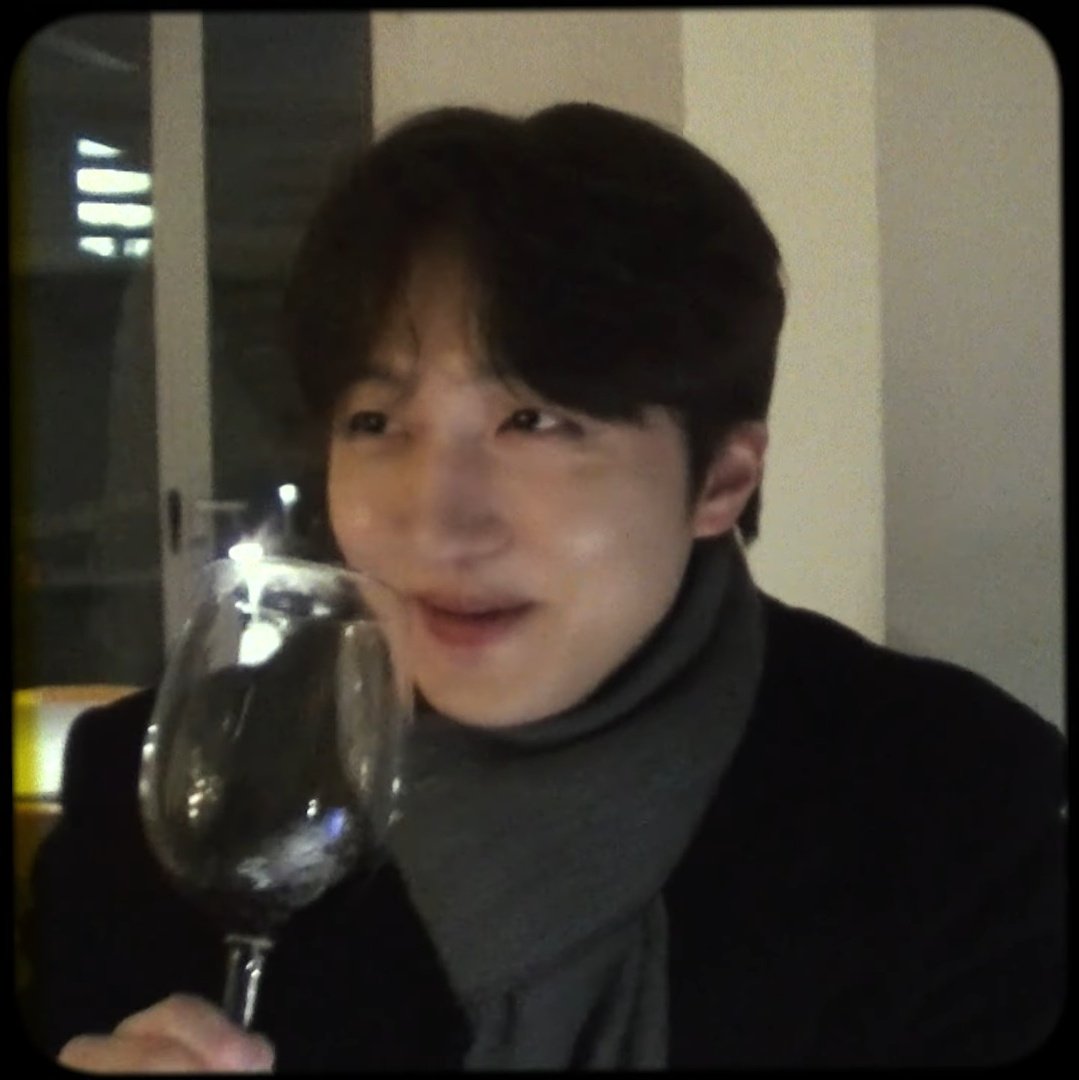 너무내남친삼고싶은와중에도
익선동겹쳐보여서토할것같다지금..