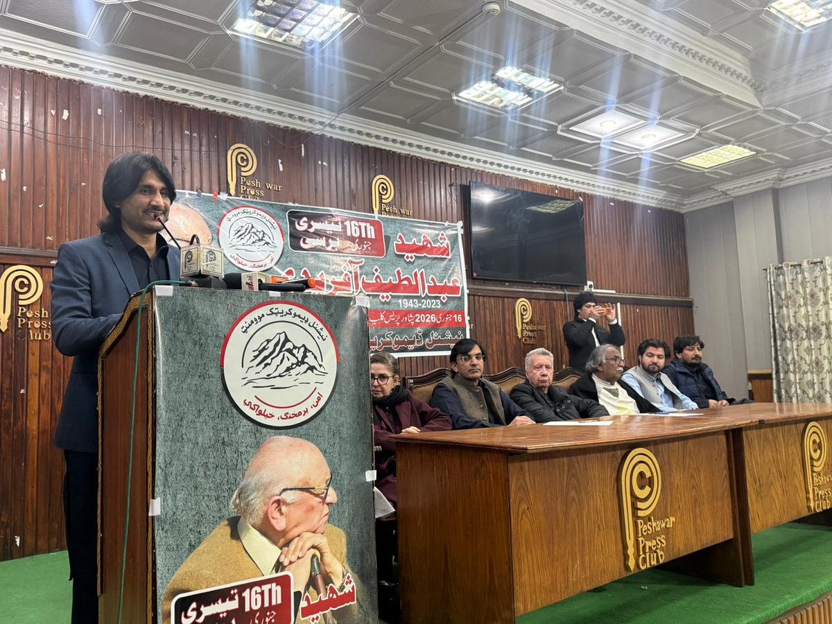 NDM_Official's tweet photo. پشاور: نیشنل ڈیموکریٹک موومنٹ نے پشاور پریس کلب میں شہید عبد الطیف آفریدی کی شہادت کی تیسری برسی کے موقع پر ان کی یاد میں تعزیتی ریفرنس منعقد کی۔
اس موقع پر این ڈی ایم کے چیئرمین محسن داوڑ، سینئر رہنما افراسیاب خٹک، مرکزی سیکرٹری اطلاعات جمیلہ گیلانی، پختونخوا کے ممبر صوبائی آرگنائزنگ کمیٹی گلبدین محسود، نشینل سٹوڈنٹس موومنٹ کے مرکزی صدر نعمان وزیر، شہید عبد الطیف آفریدی کے صاحب زادے حنیف آفریدی، پشاور ہائی کورٹ بار ایسوسی ایشن کے صدر امین الرحمن یوسفزئی، فضل رحیم مروت،  رخشندہ ناز، بیزار داوڑ، نورالبشر نویداور برکت آفریدی نے خطابات کیے۔
این ڈی ایم کے صوبائی سیکرٹری جنرل ندیم عسکر نے سٹیج سیکرٹری کے فرائض انجام دیے۔
مقررین نے شہید عبد الطیف آفریدی کی زندگی اور جدوجہد پر روشنی ڈالی اور انکو خراجِ عقیدت پیش کیا۔