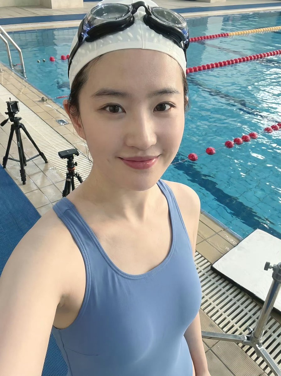 刘亦菲蓝色泳装  穿这么少不多见 https://t.co/7A7IlBIewi