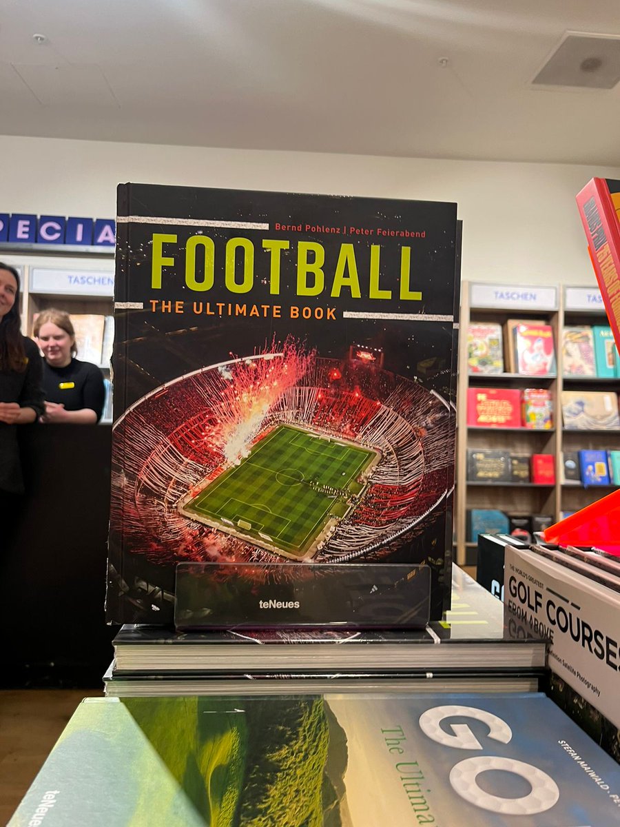 🇬🇧 Libro sobre el fútbol mundial en una tienda de Londres.

La tapa? Sí, el Monumental.

Nadie representa mejor al fútbol en el mundo que River y su estadio.