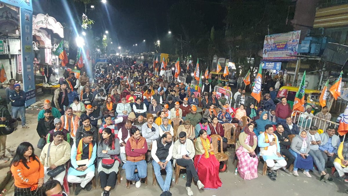 আজ উত্তর কলকাতার শ্যামপুকুর বিধানসভা এলাকায় জনসভায় উপস্থিত ছিলাম। সাধারণ মানুষের সঙ্গে সরাসরি কথা বলে তাঁদের সমস্যা, প্রত্যাশা ও ভবিষ্যৎ ভাবনা নিয়ে আলোচনা হয়েছে।
মানুষের কথাই আমাদের পথ দেখায়। এই বিশ্বাস নিয়েই আমরা এগিয়ে চলেছি পরিবর্তনের লক্ষ্যে।