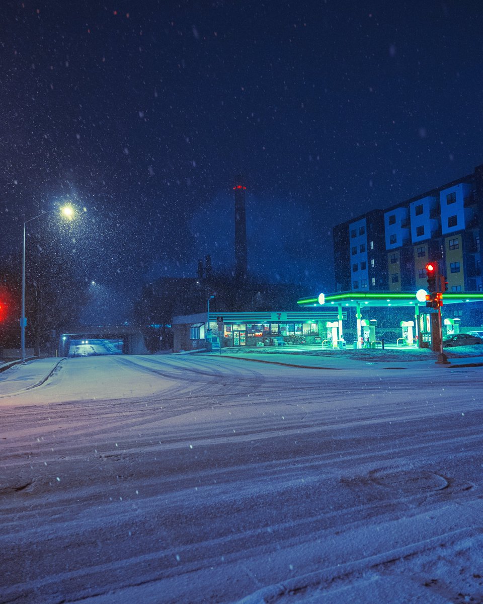 _thecolorfulkid's tweet image. Photos I took last night as it snowed in Madison